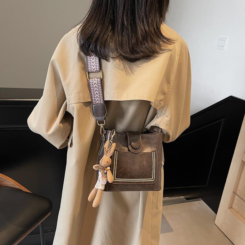 Niche design bag women pu new popular small square bag messenger bag retro versatile portable bucket bag