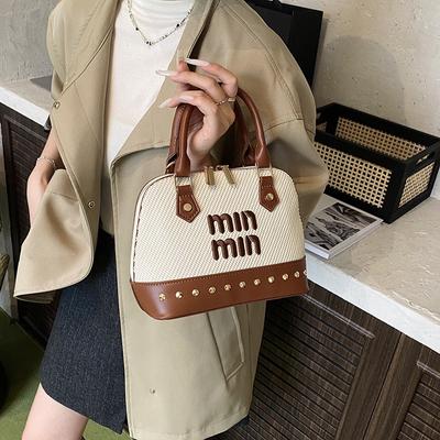 Eenvoudige en modieuze messenger bag, hoogwaardige textuur, klein en lichtgewicht, trendy schoudertas, draagbare schelptas met waardevolle letters.