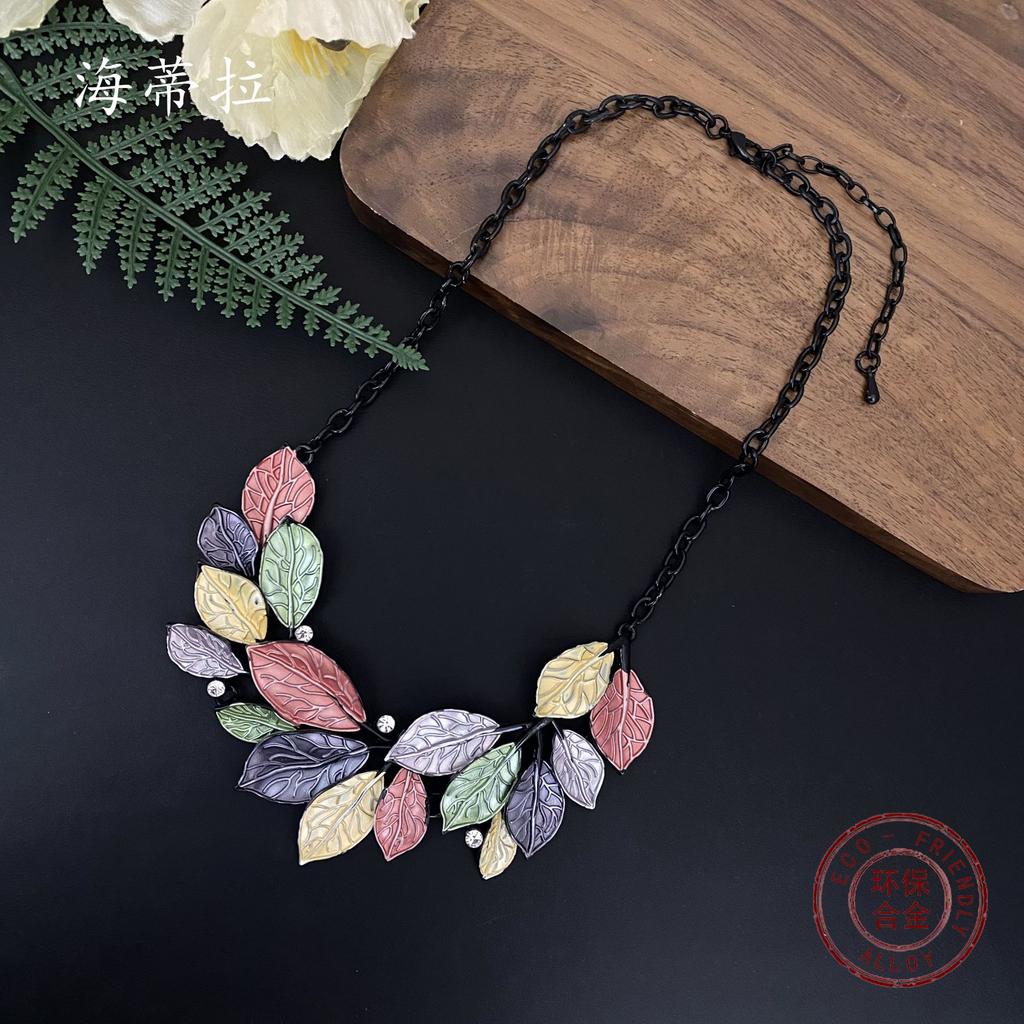 Neue farbige Blatt-Spleißlegierung geschwärzte Halskette, modische farbig bemalte Ölblatt-Damenhalskette