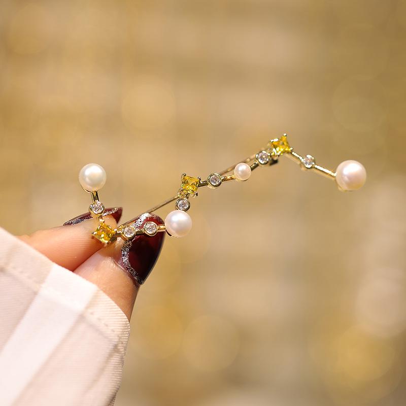 Vynikající zirkonová brož Velký vůz s designem přírodní sladkovodní perly pro ženy