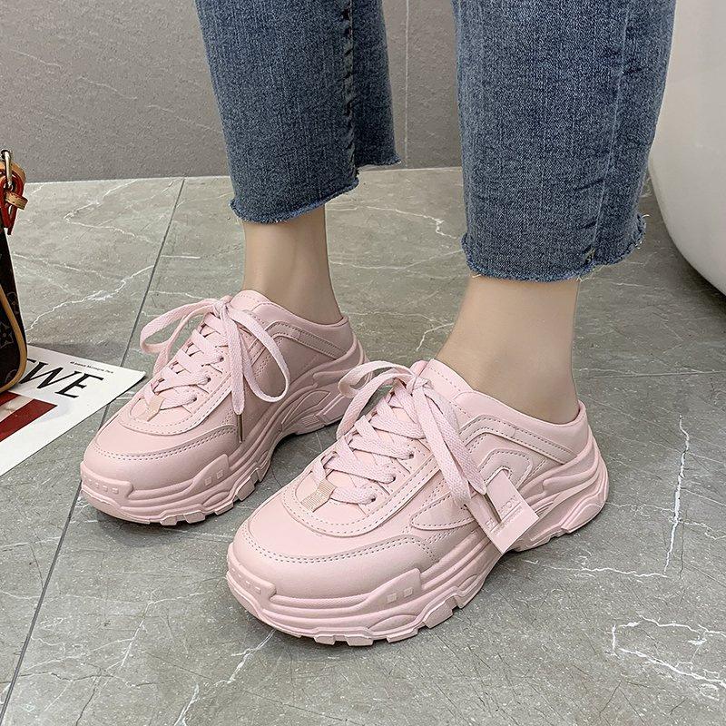 

Весенняя и летняя мода и отдых 2022, новые белые туфли и тапочки на толстой подошве