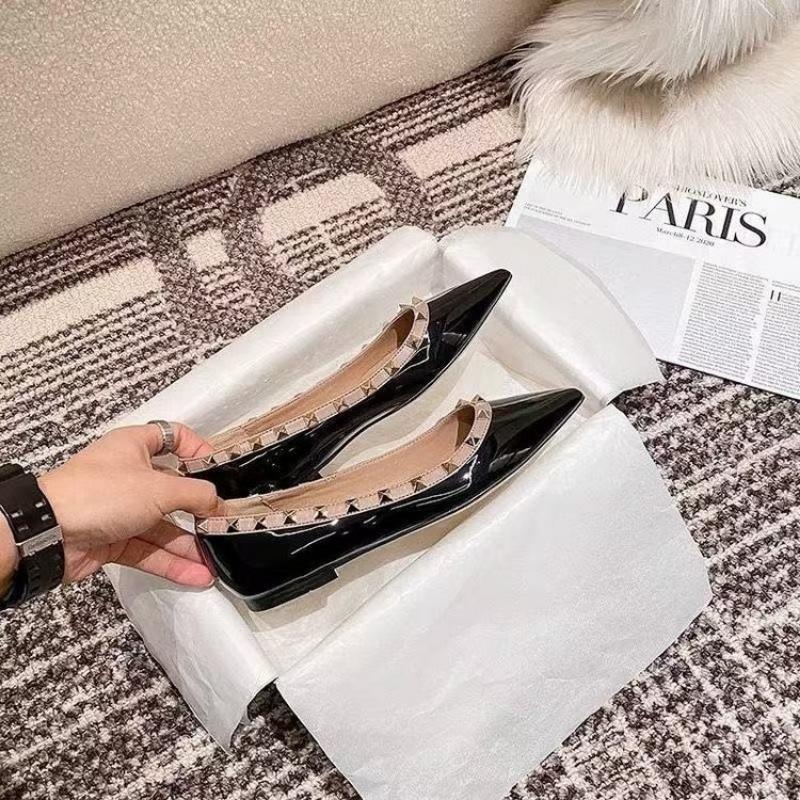 Rivet black ladyshoes pointed tip shallow mouth soft patent leather temperament evening shoes commuting versatile height increase single shoes women