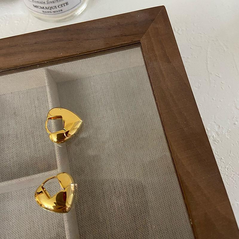 Golden Heart Earrings Niche Design High-end Light Luxury Lightweight Comfortable Affordable Dainty Women's Daily Earrings