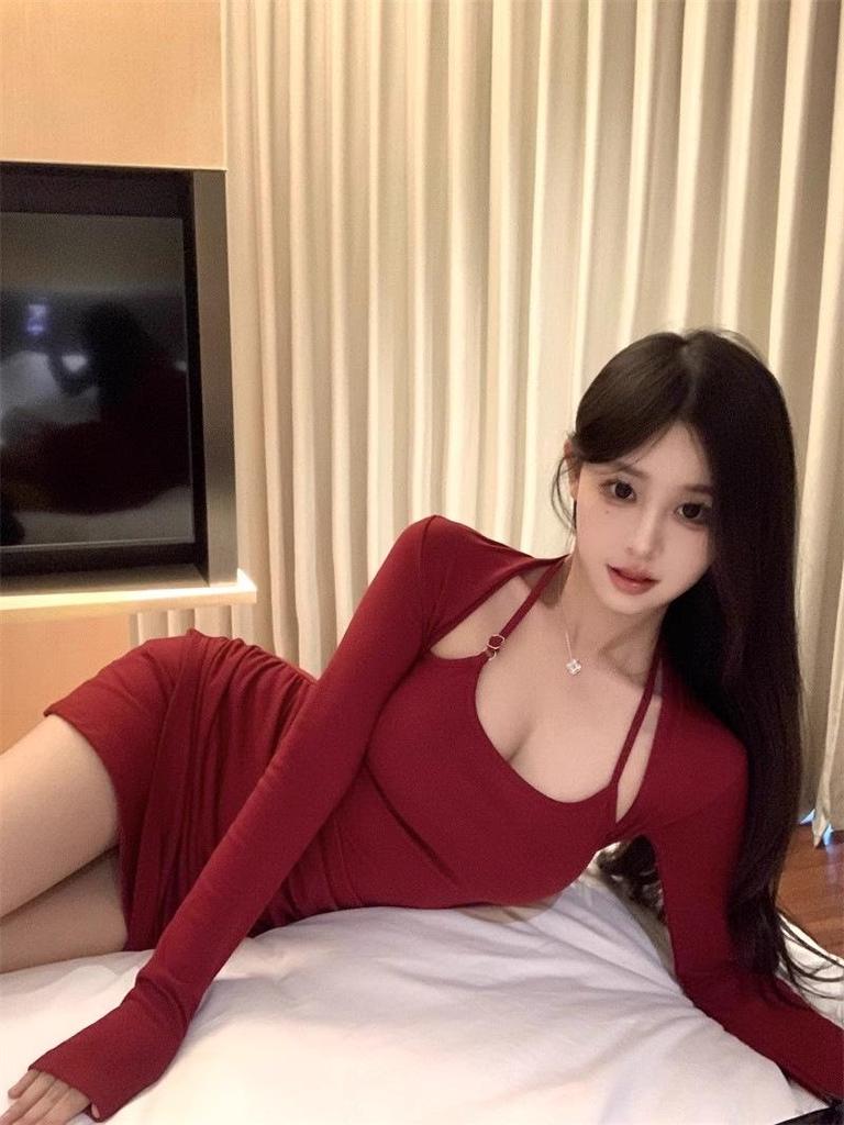 Women's Sexy Halter Neck Fake Two-Piece Dress – Long-Sleeved, Pleated Waist, Tight Hip-Wrap, Perfect for Autumn and Winter