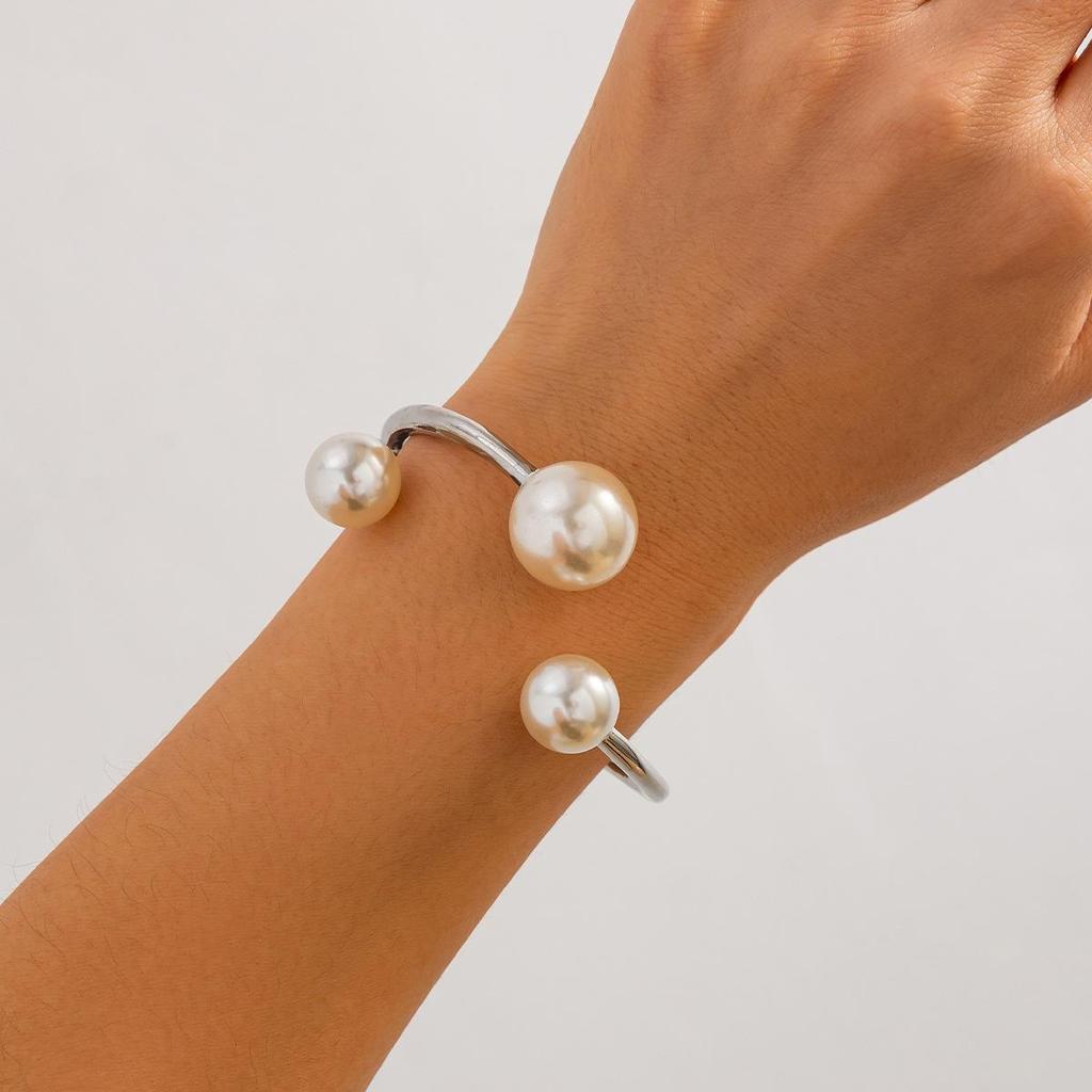 Elegant Irregular Metal and Pearl Open Spring Bracelet