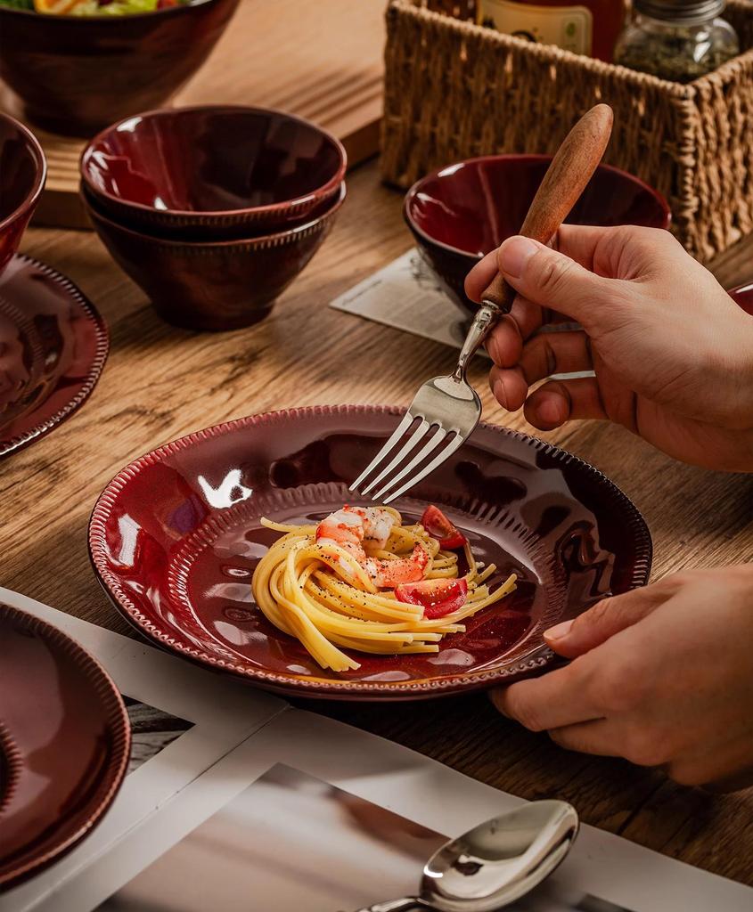 Set di Stoviglie in Ceramica Rossa Cotto in Forno: Ciotole, Piatti e Piatti in Stile Retrò con Decorazioni Sottosmalto per Uso Domestico.