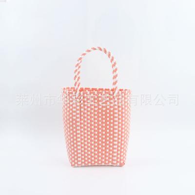 Vertikale Karotasche, handgeflochtener Kunststoffkorb, einfacher tragbarer Einkaufskorb, Gemüsekorb, Strandtasche für den Badeurlaub.