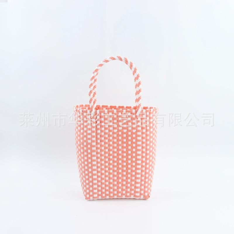 Vertical plaid bag, plastic hand-woven basket, simple portable shopping basket, vegetable basket, seaside vacation beach bag.