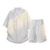 Completo casual da spiaggia da uomo in 2 pezzi - Camicia a maniche corte a righe e pantaloncini, outfit per le vacanze estive, festa in piscina