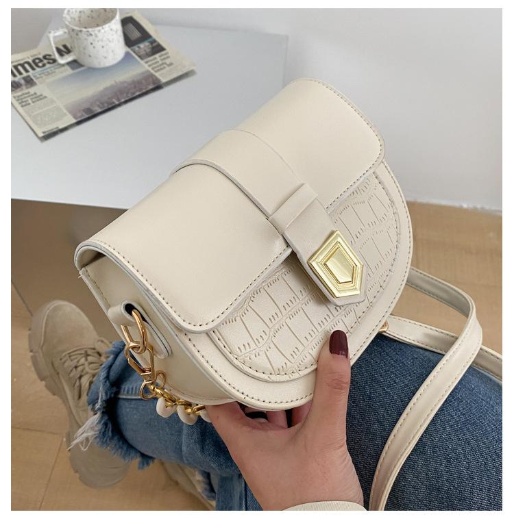 

Цепочная сумка под мышкой Летняя сумка конфетного цвета с каменным узором Текстурированная сумка-седло Повседневная на одно плечо через плечо B-сумка белый