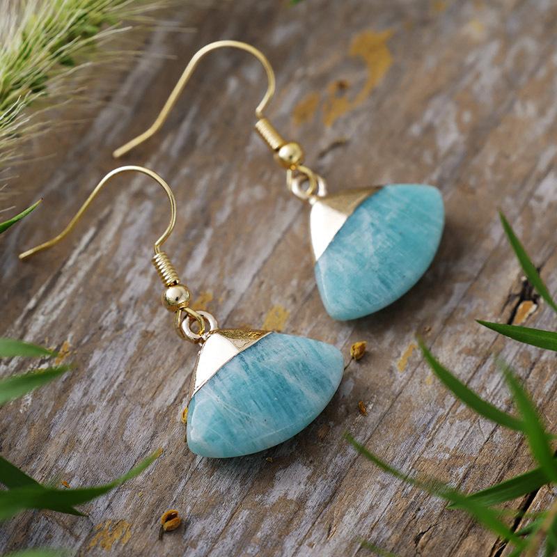 Simple and sweet natural stone fan earrings, studs, light luxury jewelry earrings.