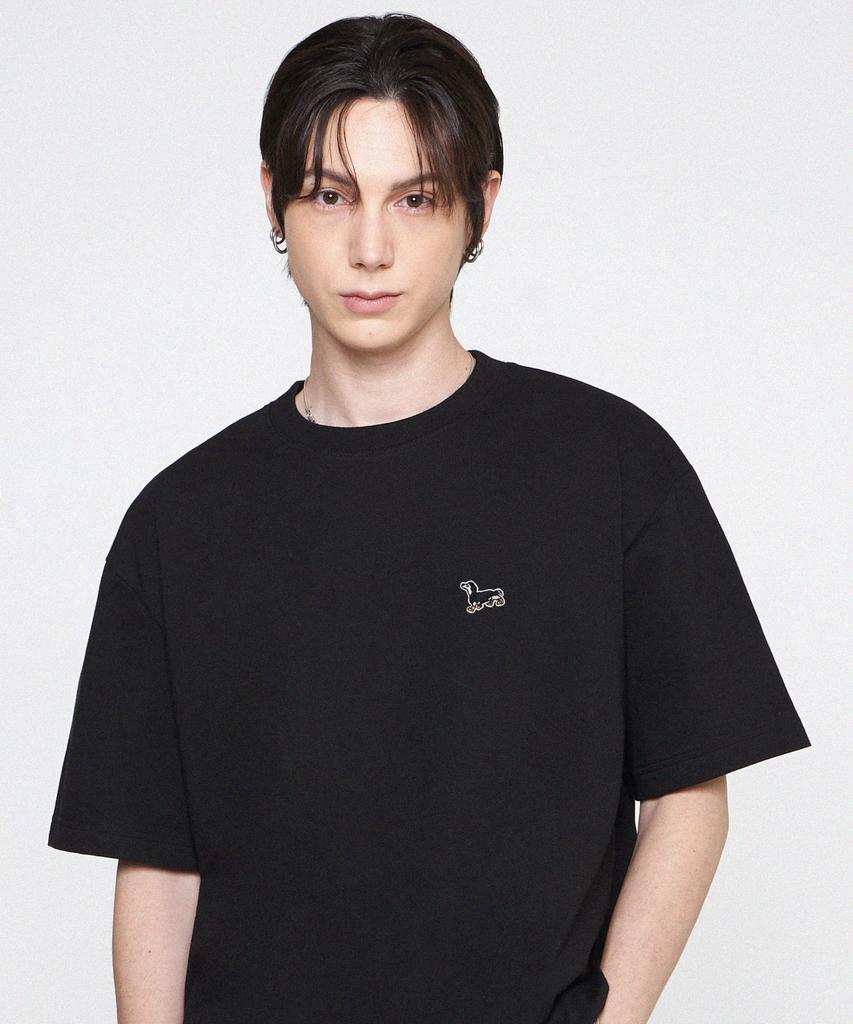 GRAVER [Unisex] Yellow Boots Puppy Embroidered Short Sleeve T-Shirt_ Black