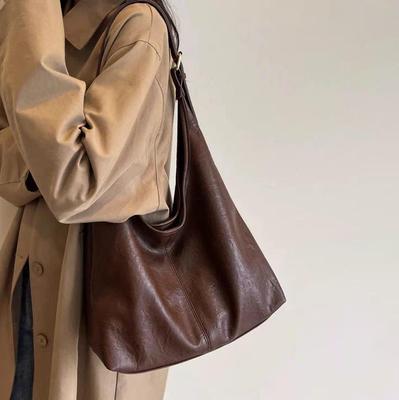 Korean Style Trendy Tote Bag: Large Capacity, Versatile Casual Commuter Bag for Women, Simple Retro Underarm Design, Mother-and-Child Friendly.