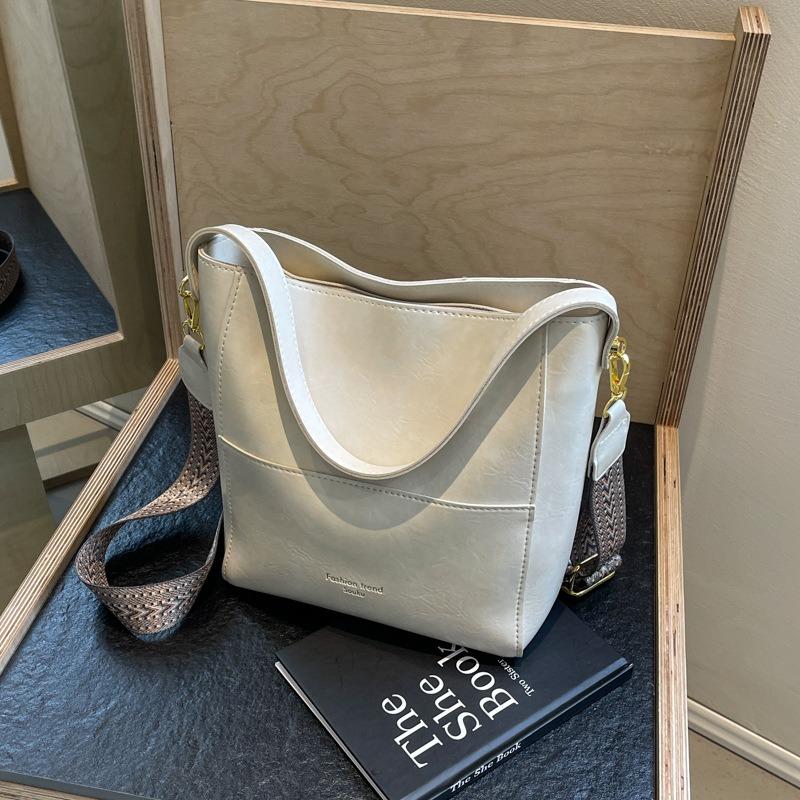 This New Bucket Bag Is Trendy, Fashionable and High-quality, Wide Shoulder Strap, Single Shoulder Handbag, and Large-capacity Women's Bag.