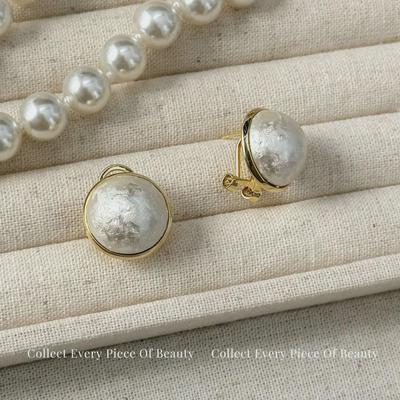 2024 Retro Leksykalne Perłowe Kolczyki: Półkolisty design z bawełnianych pereł dla kobiet, wysokiej klasy element statement z elegancją inspirowaną celebrytami