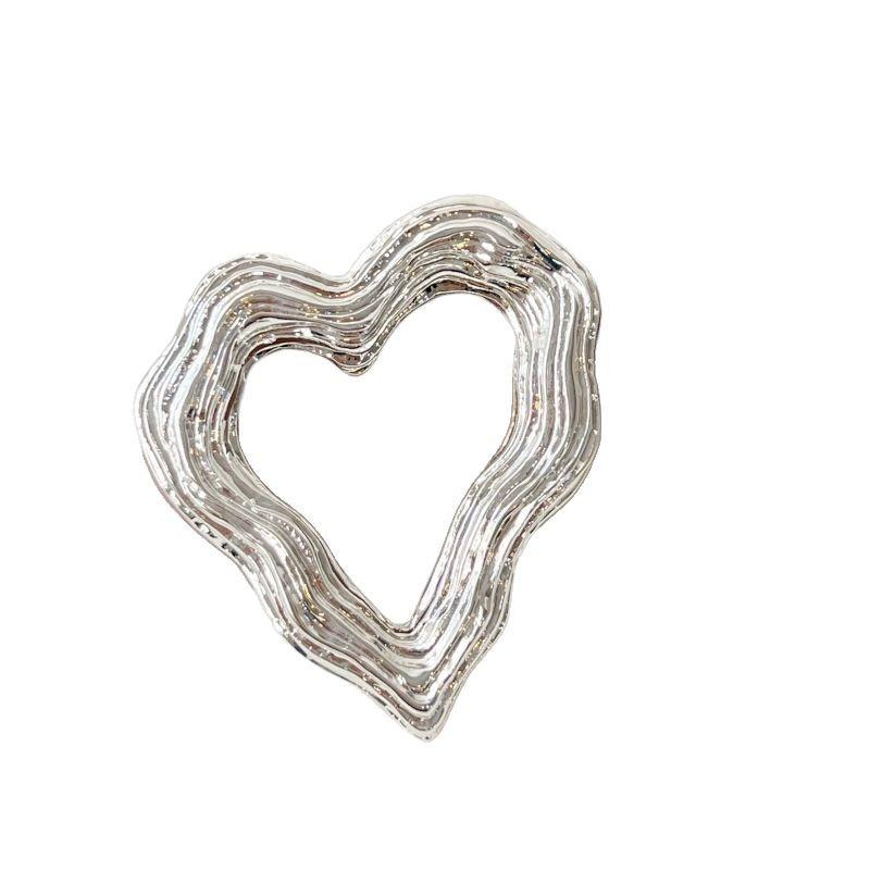 Elegant Retro Heart-Shaped Brooch: Metallic, Irregular, Pleated Texture Design