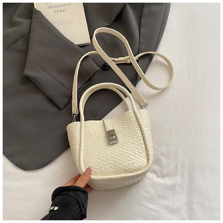 

2025 summer new simple and fashionable Korean version of high-end hand-held lock versatile commuter women s shoulder messenger bag білий