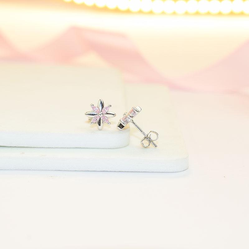 Boucles d'oreilles puces hypoallergéniques Fleur de cerisier: Bijoux de Noël coréens tendance pour femmes