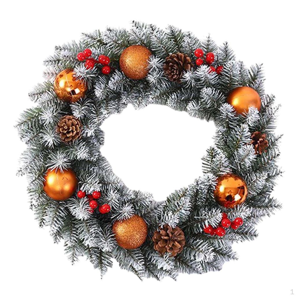 Künstlicher Weihnachtskranz mit künstlichen grünen Blättern, festliche Girlande im Landhausstil