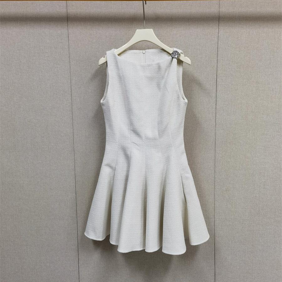 2026 French Elegance: Spring Fashion Round-Neck Dress with Metal Shoulder Accents  Cinched Waist Umbrella Skirt Medium