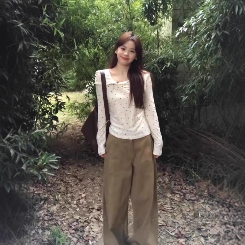 White Polka Dot T-shirt for Women in Early Autumn with Stunning Design and Good-looking Long-sleeved Korean Twist Top Bottoming Shirt