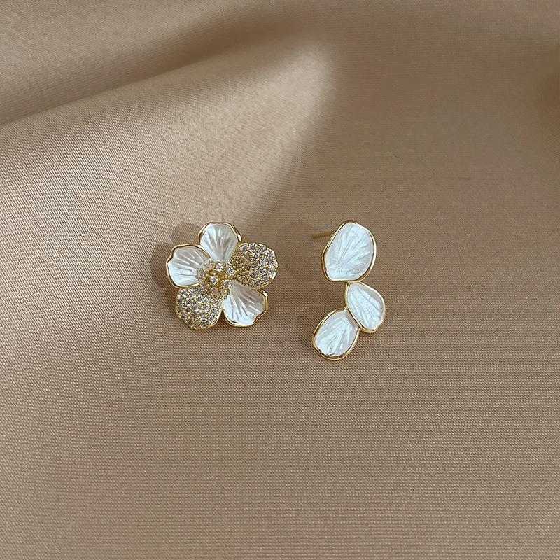 

Sweet temperament flower stud earrings girl French light luxury high-end earrings asymmetrical niche unique new earrings
