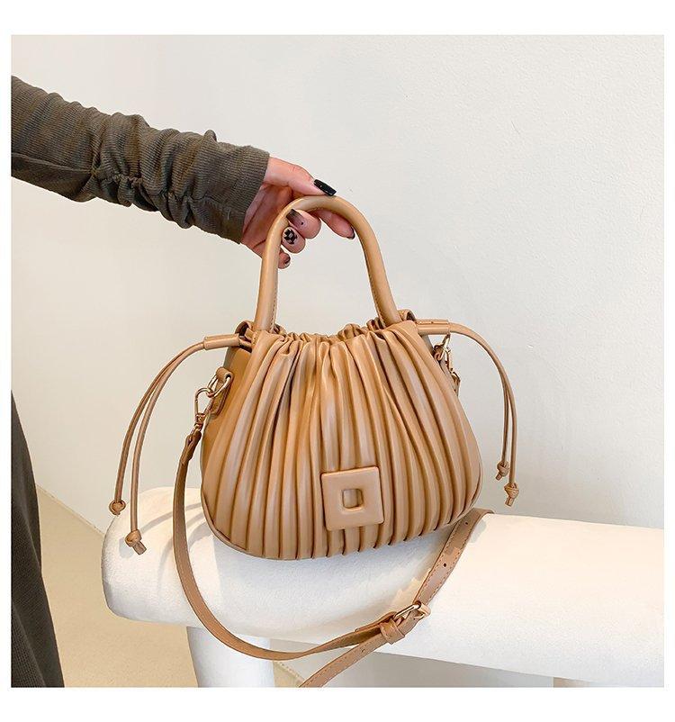 

Niche portable new textured small bag, shell bag, wrinkled women s bag, textured design, shoulder bag, versatile messenger bag. чёрный