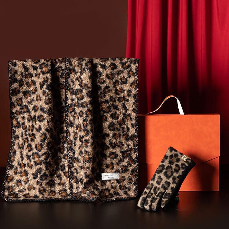 

Xincaizhiyun Scarf and Gloves Set