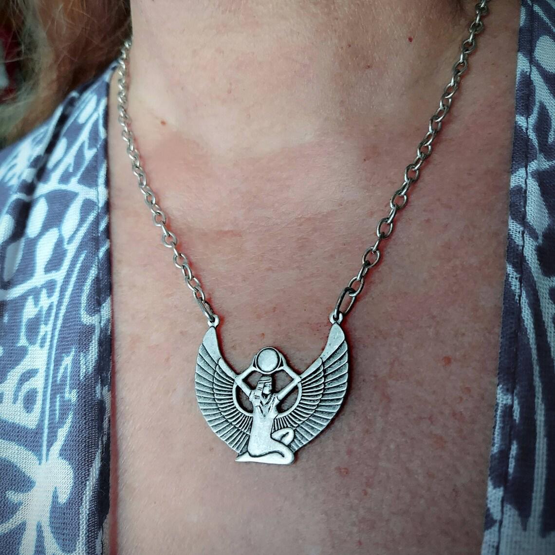 

Золотое ожерелье Исиды: Кулон Богиня Плодородия Египта