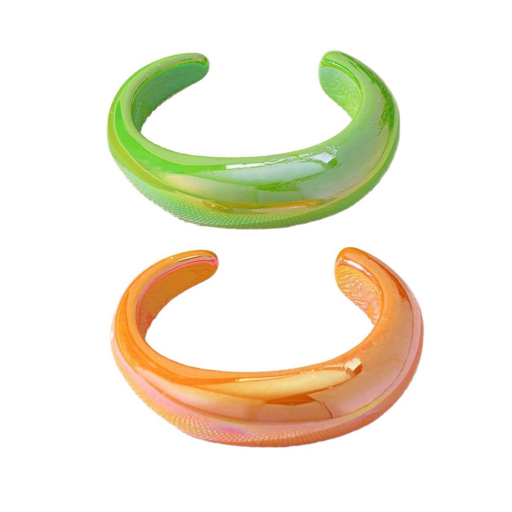 Modisches, rundes, offenes Armband in Bonbonfarbe