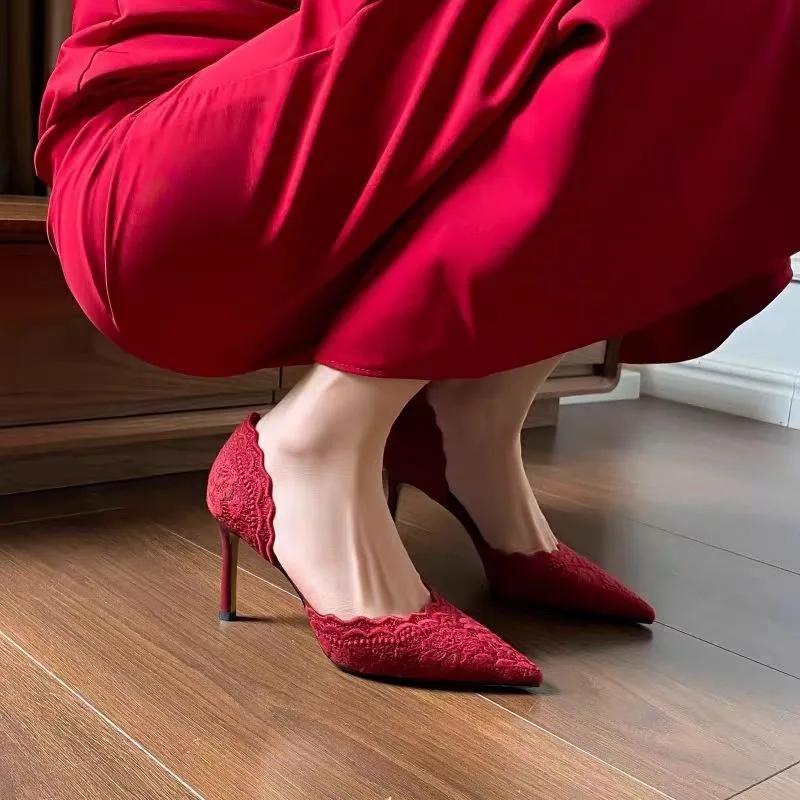 Módní červené svatební boty 2025 Přípitek Nové svatební čínské krajkové špičaté vyšívané vysoké podpatky