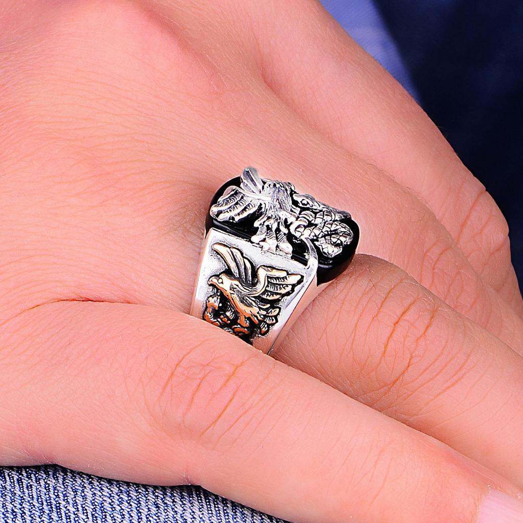 Wykwintny męski pierścionek ze srebra onyksowego z wężem i orłem, ręcznie wykonany ze srebra próby 925, turecki pierścionek rzemieślnika, wyjątkowy pomysł na prezent dla niego