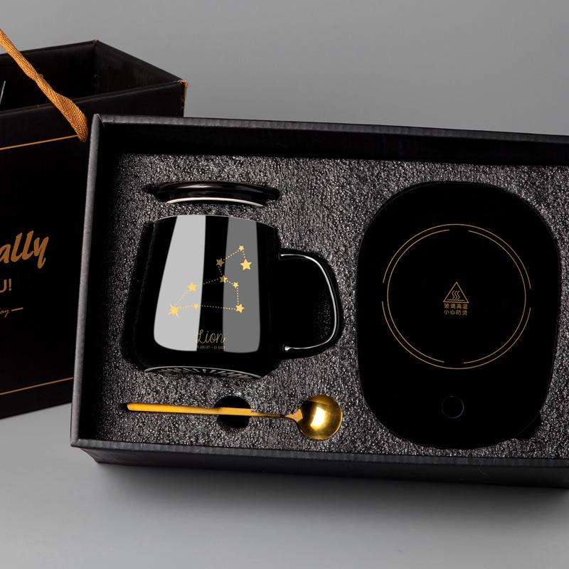 Spersonalizowany ceramiczny kubek do kawy z pokrywką i łyżeczką - Świąteczny wzór dla par