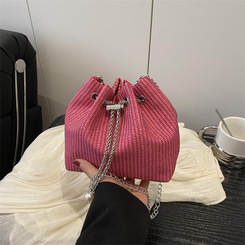 ins super fire drawstring bucket bag women's 2025 new niche design shoulder messenger bag versatile chain bag bag