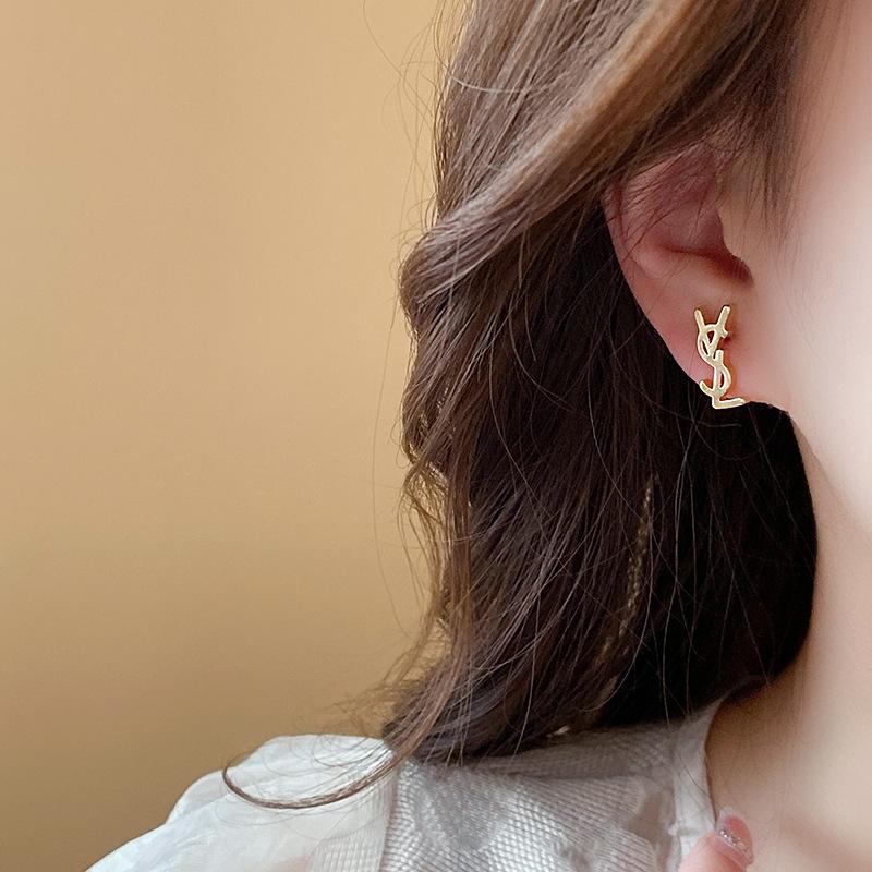 Light Luxury Letter Pendant Necklace Temperament Personalized Collarbone Chain Simple Commuter Item Decoration