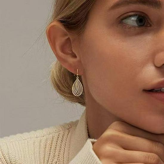 Orecchini a Foglia Metallici Multi-Strato Europei e Americani - Design Creativo a Spirale, Forato