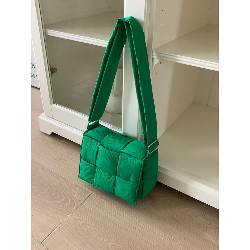 

Autumn and winter new wide shoulder strap student messenger bag woven plaid nylon shoulder bag flip cotton clothes cloud bag women зелёный