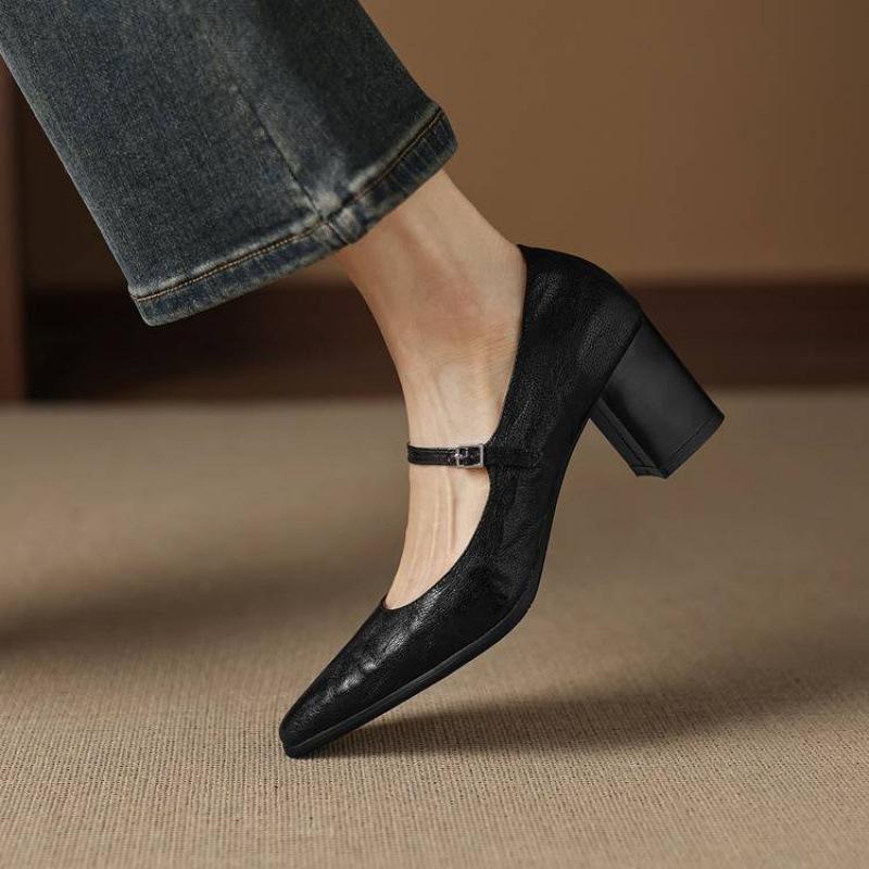 

New women s leather large size single shoes solid color sheepskin pointed high heel large size shoes four seasons wear thick heel high heels women 40 чорний