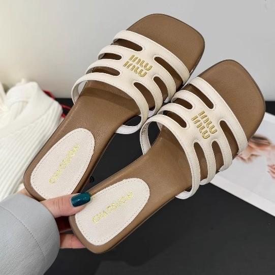 Korean version of non-slip fashion outer slippers women's 2025 summer new versatile thick heel square head open toe temperament semi-sandals