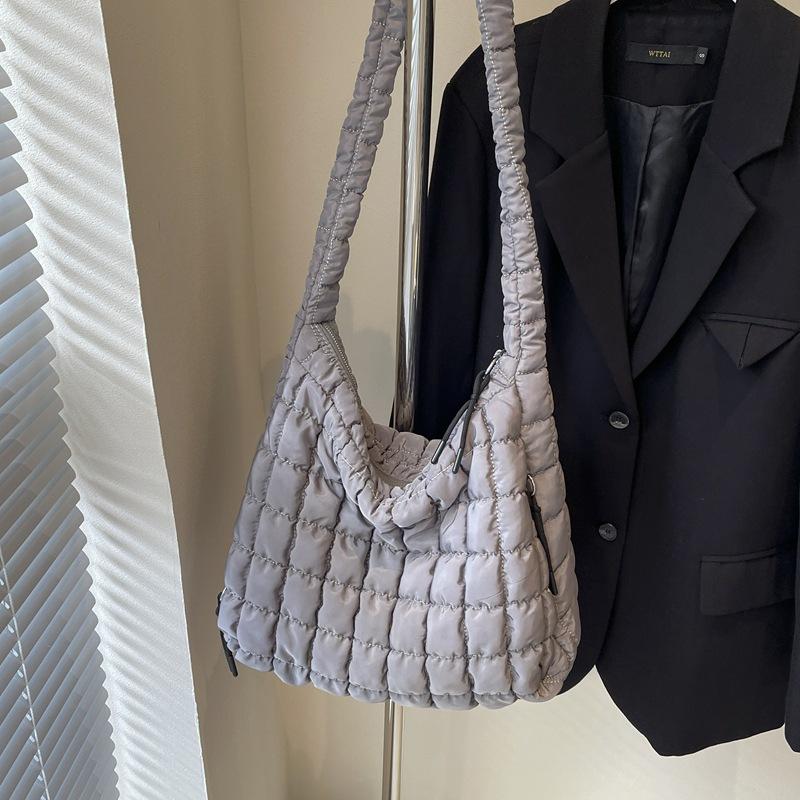 

Autumn and winter large-capacity bubble tote bag women s 2024 new high-end diamond pleated shoulder messenger bag сірий колір