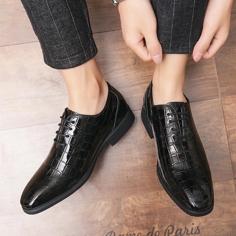 Fashion Buckle Business Dress Shoes Men's Shoes Pattern Embossed Casual Shoes Pointed Youth Fashion Shoes Zapatos Hombre