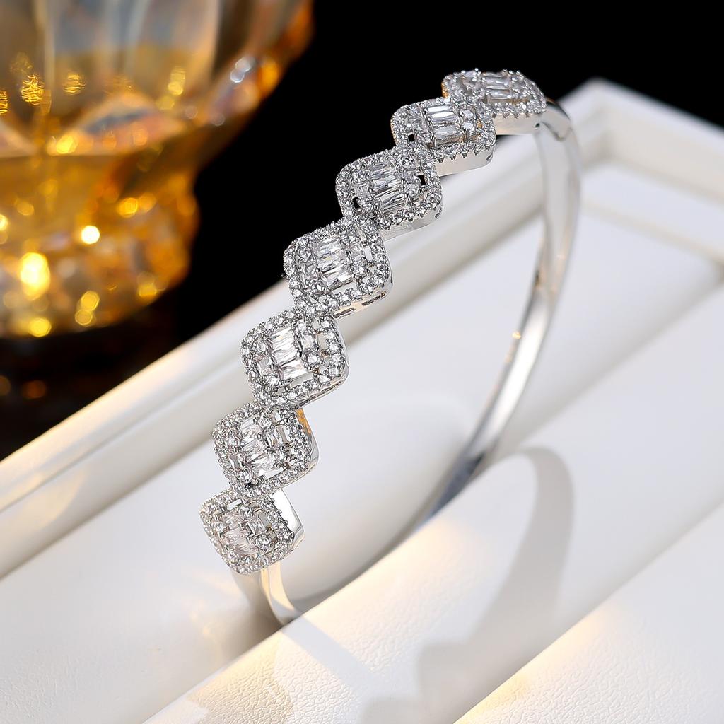 Light Luxury and High-end Fresh Square Zircon Design Women's Cold Style Niche Design Bracelet Bracelet