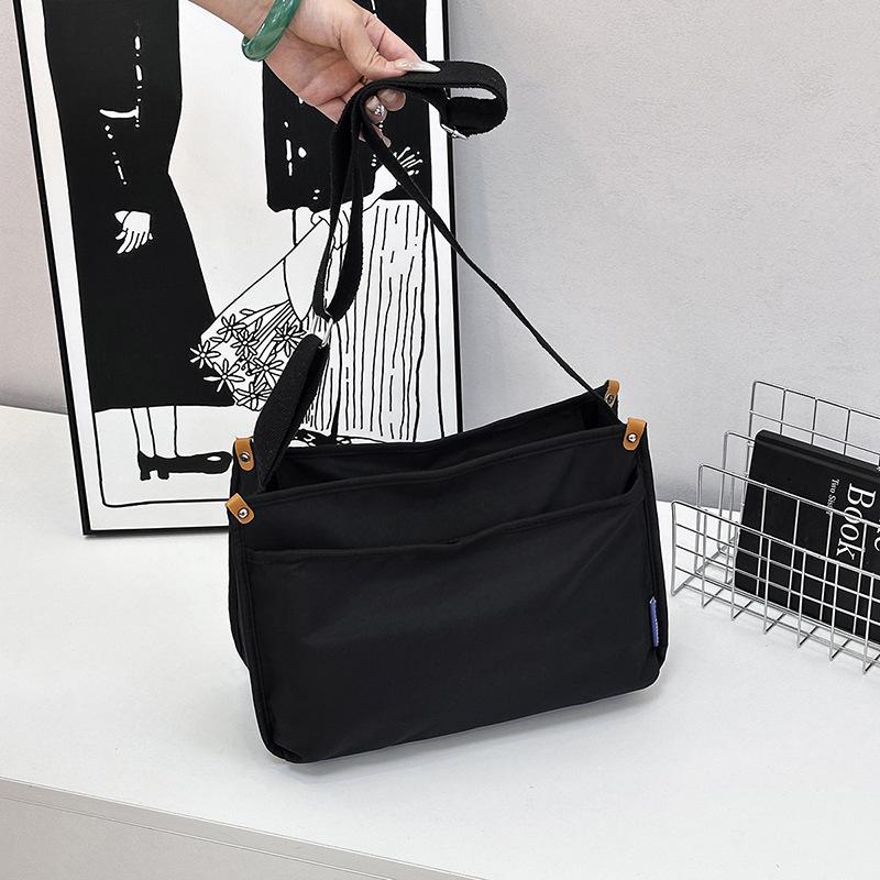 

Трендовая повседневная холщовая сумка большой вместимости 2025 новая модная универсальная сумка через плечо простая нишевая темпераментная сумка-мессенджер чёрный