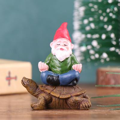 Dārza rūķa figūriņa Smieklīgs rūķis, kas sēž uz bruņurupuča statujas Rūķa ornaments