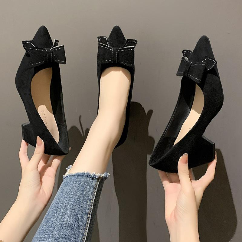 Wildleder High Heels Damen Frühling und Herbst 2025 neu Französische Mode vielseitig flacher Ausschnitt schwarz Arbeitsschuhe dicker Absatz Einzelne Schuhe