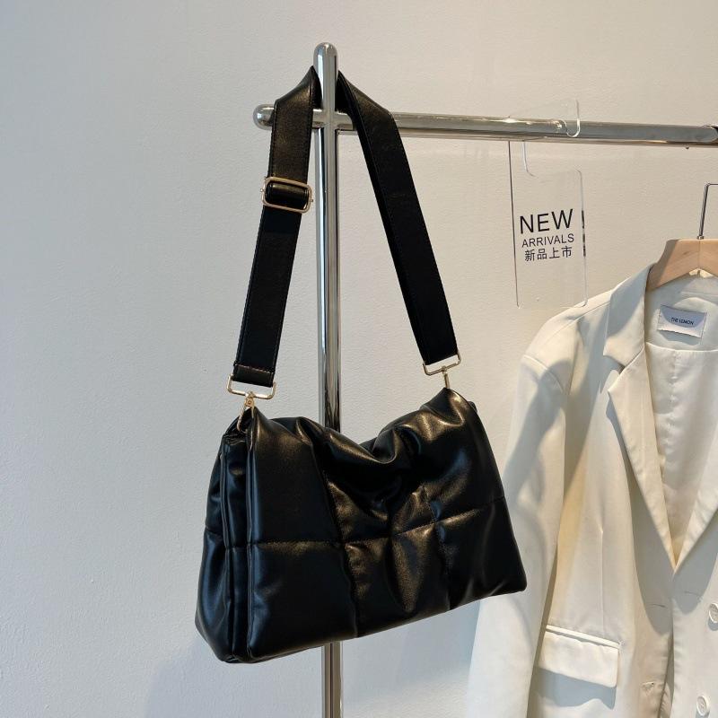 Premium sense niche down large capacity large bag women's bag 2025 new trendy autumn and winter texture messenger bag versatile