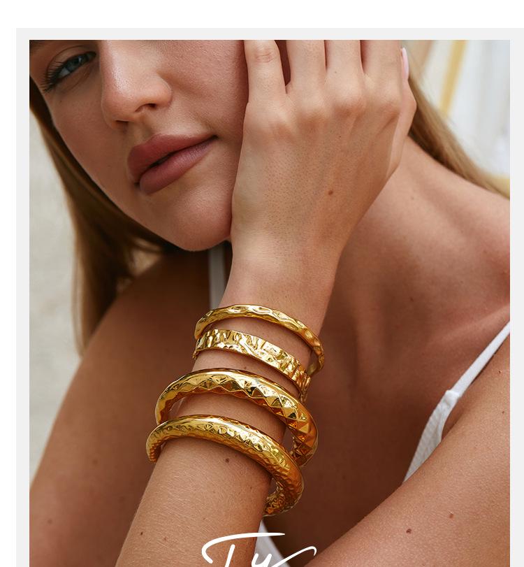 European & American Trendy 18K Gold-Plated Hammered Stainless Steel Bangle for Women