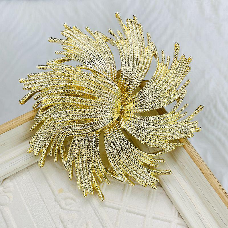 

Брошь Фейерверк - Женская булавка от откровенности, Нишевый литературный стиль, Гальванизированный сплав, Корсаж ярко-золотого цвета.