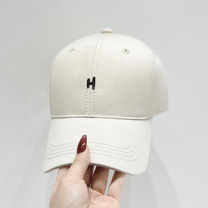 The new Japanese soft-top baseball hat for men and women is simple and versatile, and the small H letter embroidered cap has a curved brim to show