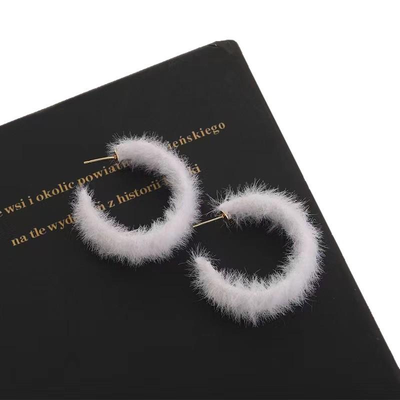 New trendy 111 silver needle white plush C-shaped earrings, gentle temperament, high-end stud earrings, earrings for women